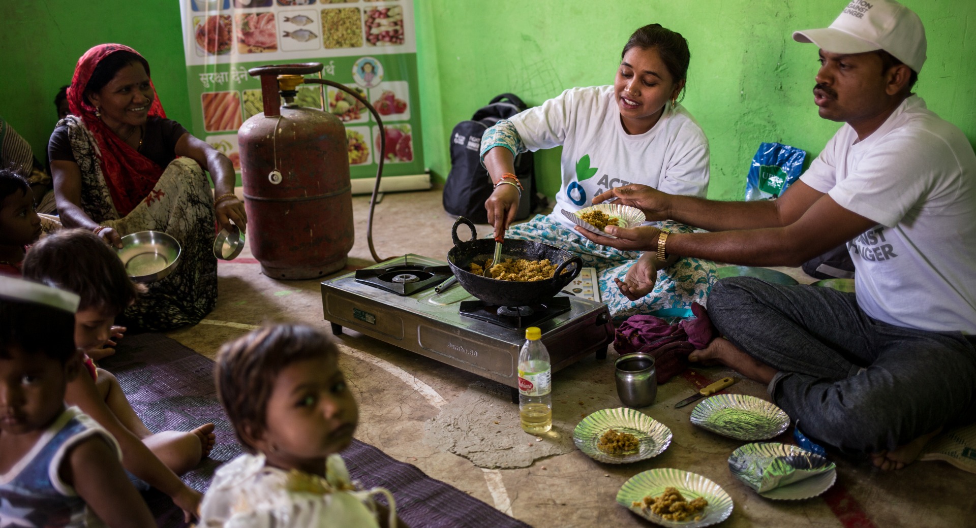 Community Mobilizer Kavita hosts a cooking demonstration for mothers.