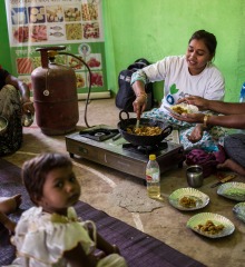 Community Mobilizer Kavita hosts a cooking demonstration for mothers.