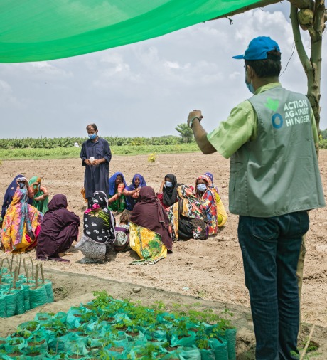 Ashraf Qasqariya, a trainer at the Farmer Field School (FFS), conducts a Community Mobilization Session on Kitchen Gardening in Jamot Village